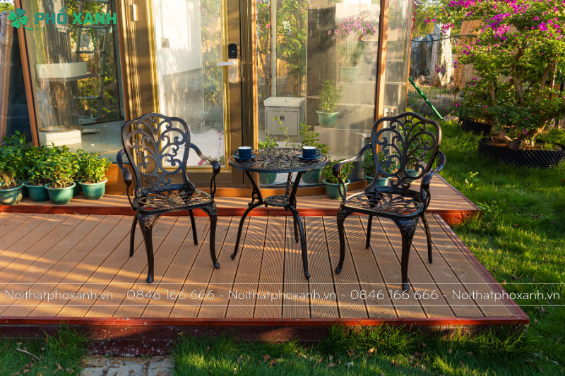 Tạo không gian sân vườn ấn tượng với bàn ghế nhôm đúc kết hợp với màu sơn ngoại thất